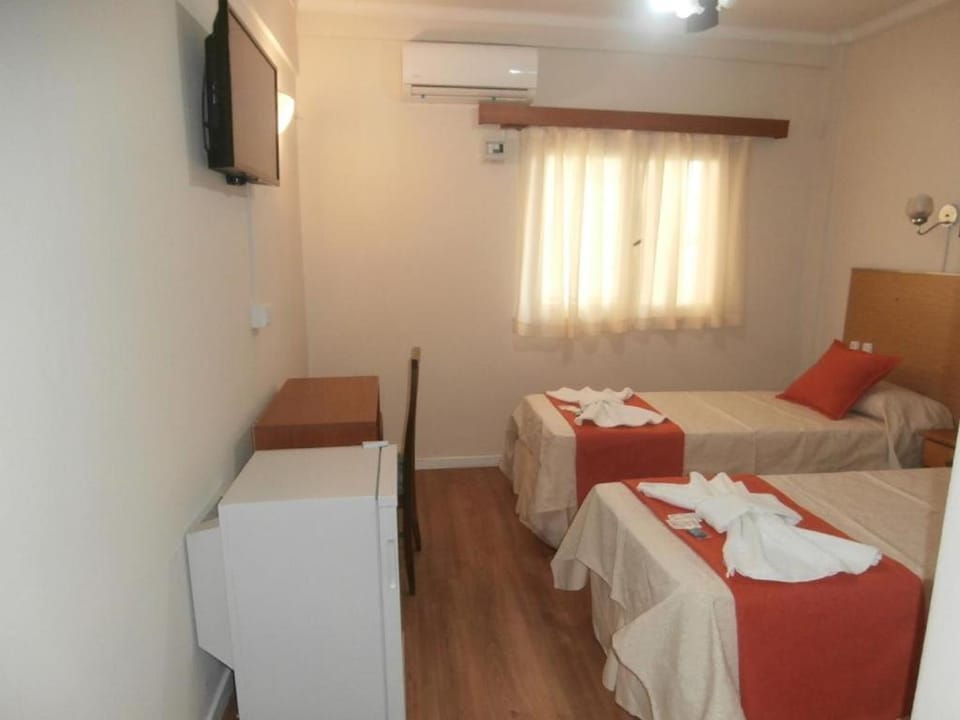 Bed, TV and multimedia, Photo of the whole room, Bedroom, towels, air conditioner