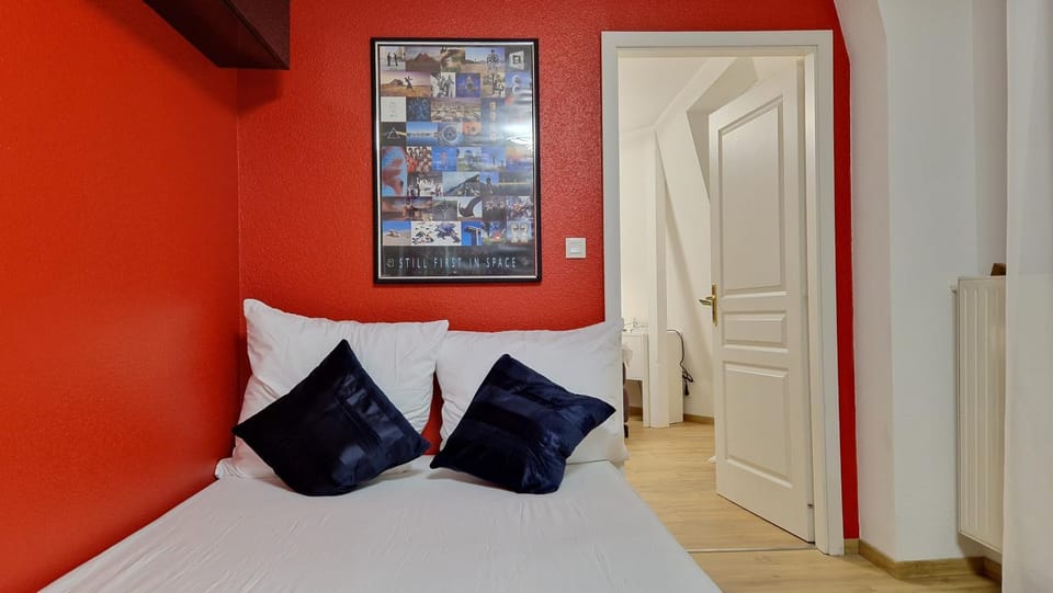 Bed, Photo of the whole room