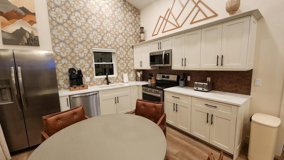 Valley View Resort Cabin 16, 1-Bed, Modern-Luxury with Hot Tub in Canaan Valley, WV Cabin in Dry Fork