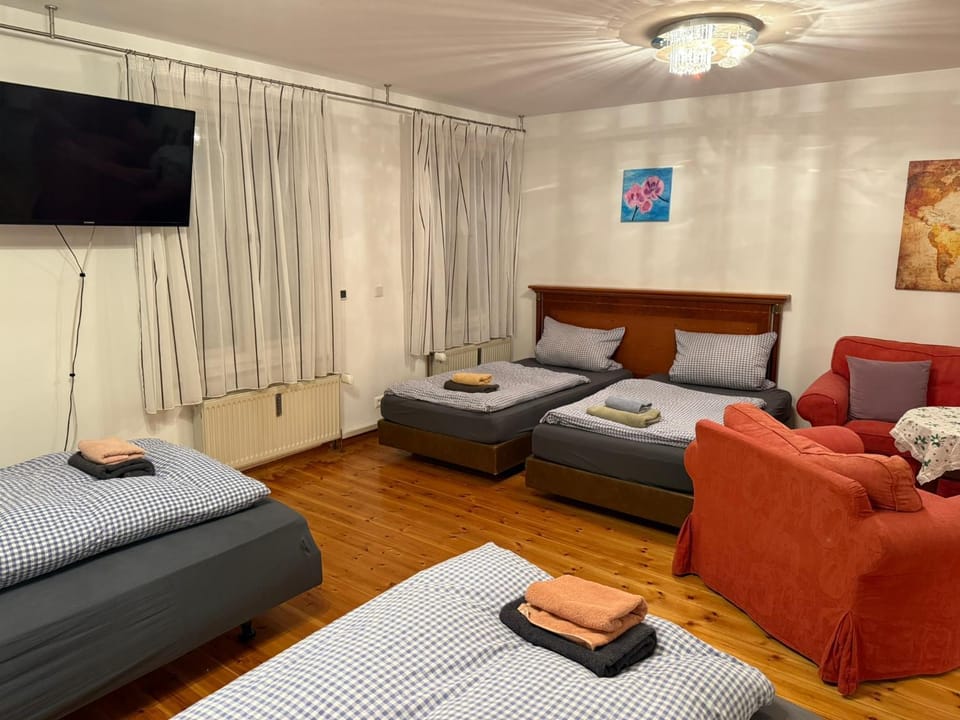 Bed, TV and multimedia, Living room, Photo of the whole room, Seating area, Bedroom