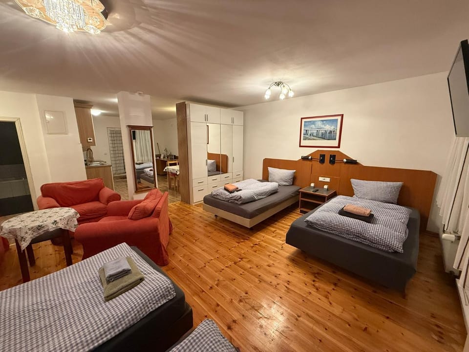 Bed, TV and multimedia, Living room, Photo of the whole room, Seating area, Bedroom