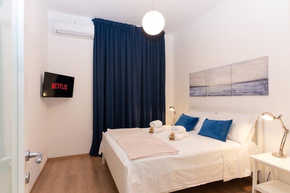 Bed, TV and multimedia, Photo of the whole room, Bedroom, towels, air conditioner