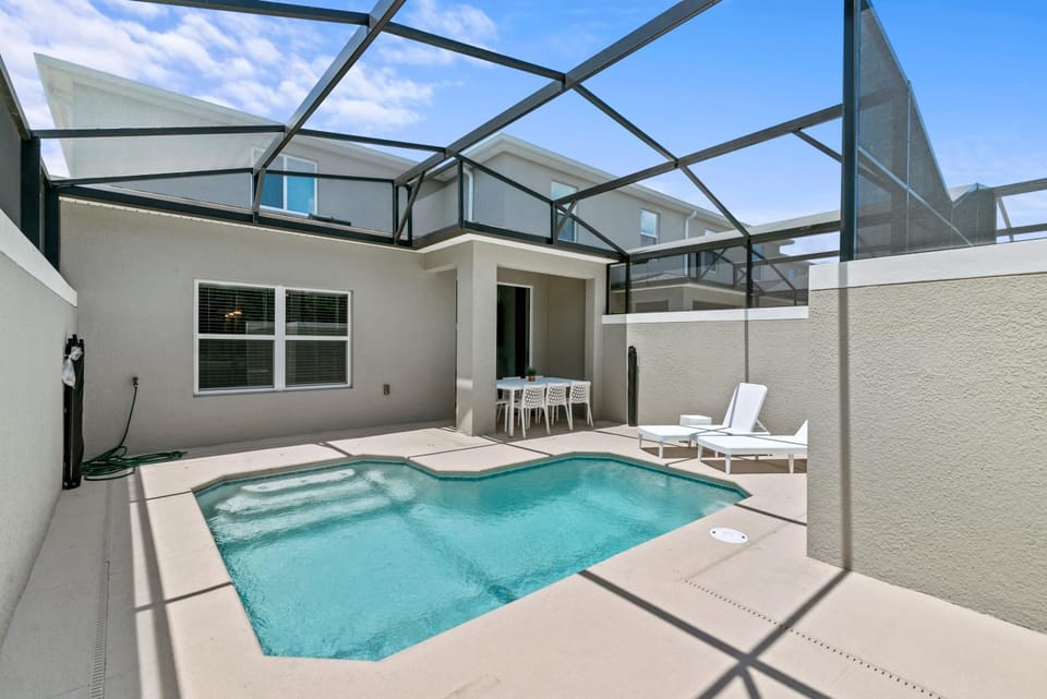 Patio, Day, Pool view, Swimming pool, sunbed