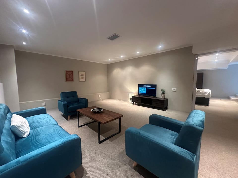 TV and multimedia, Living room, Seating area