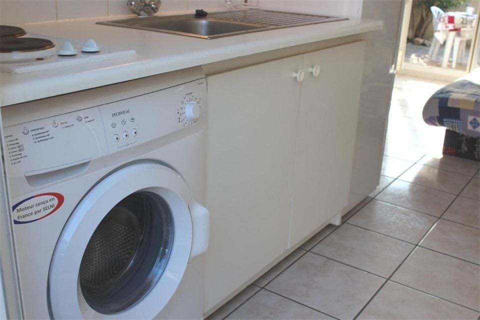 Kitchen or kitchenette, washing machine