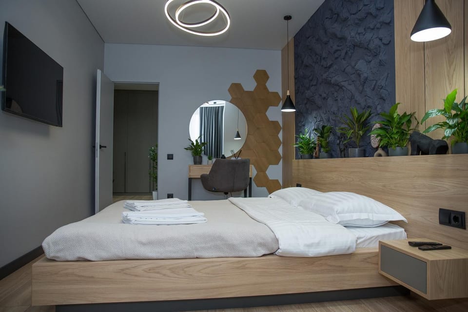 Bed, TV and multimedia, Photo of the whole room, Bedroom, towels