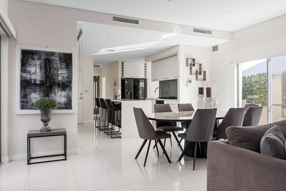 TV and multimedia, Living room, Seating area, Dining area