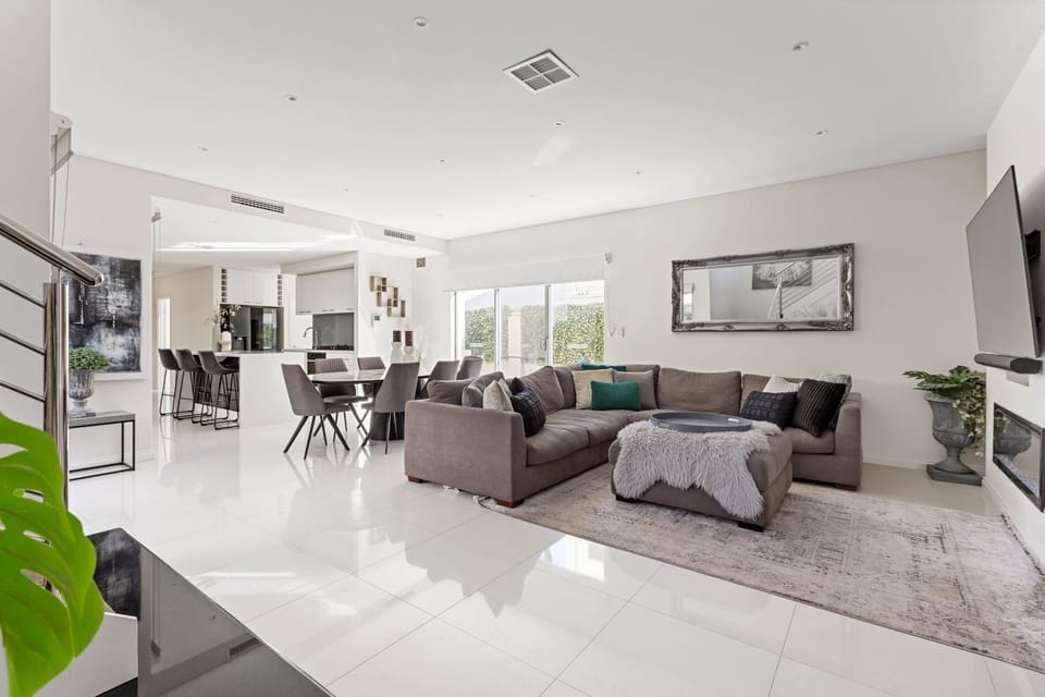 TV and multimedia, Living room, Seating area, Dining area