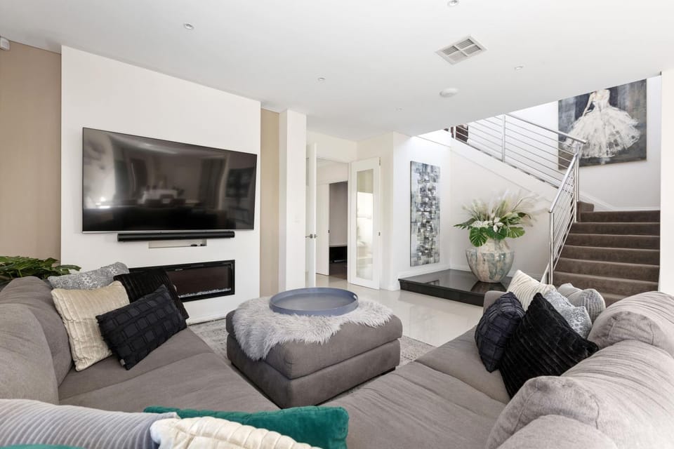 Communal lounge/ TV room, TV and multimedia, Living room, Seating area, Evening entertainment