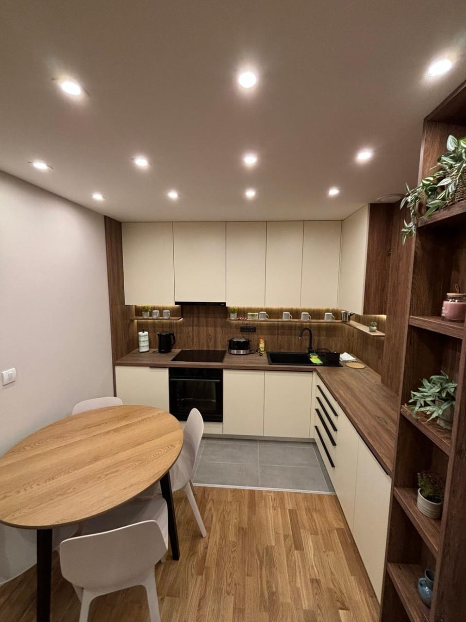 Kitchen or kitchenette, Dining area, stove