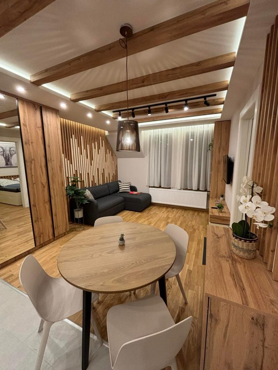 TV and multimedia, Living room, Seating area, Dining area