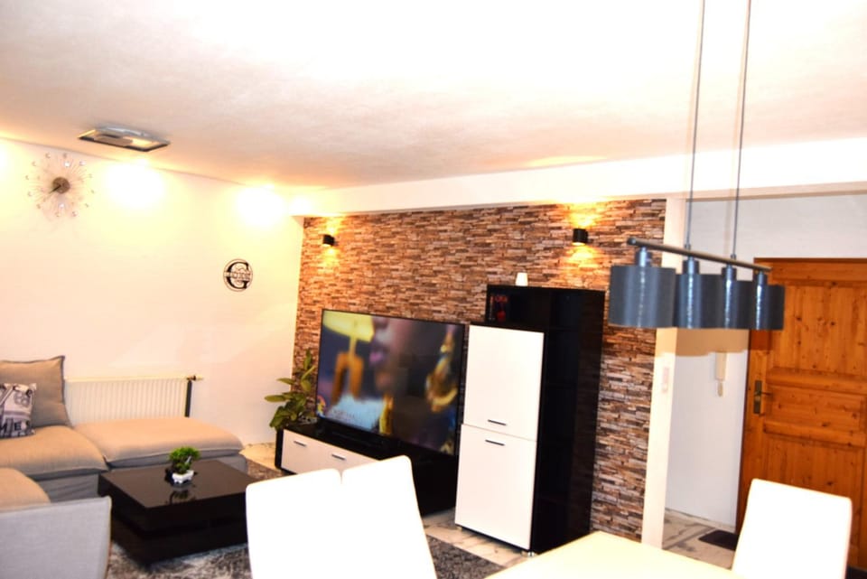 GraceHomes - 6 Zimmer Wohnung with parking - Up to 10 guests - Large group & family welcome Apartment in Baden-Württemberg