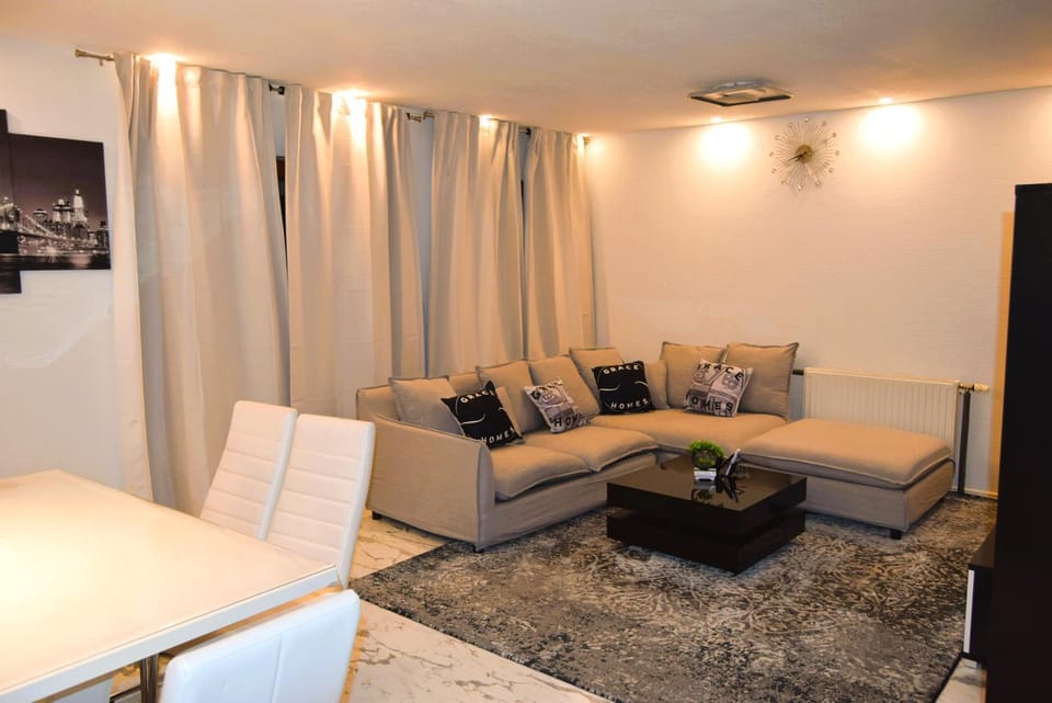 GraceHomes - 6 Zimmer Wohnung with parking - Up to 10 guests - Large group & family welcome Apartment in Baden-Württemberg