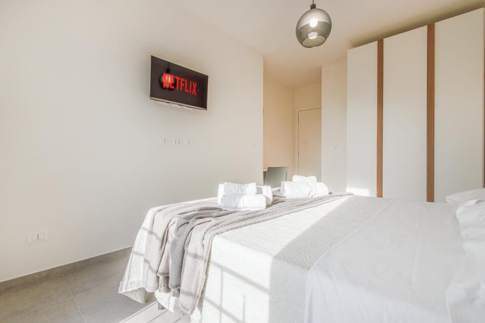 Bed, TV and multimedia, Photo of the whole room, Bedroom, towels, wardrobe