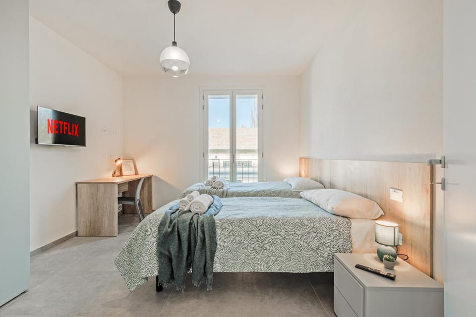 Bed, TV and multimedia, Photo of the whole room, Bedroom, towels