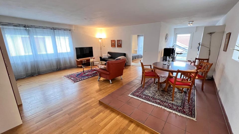 Communal lounge/ TV room, TV and multimedia, Living room, Seating area, Dining area