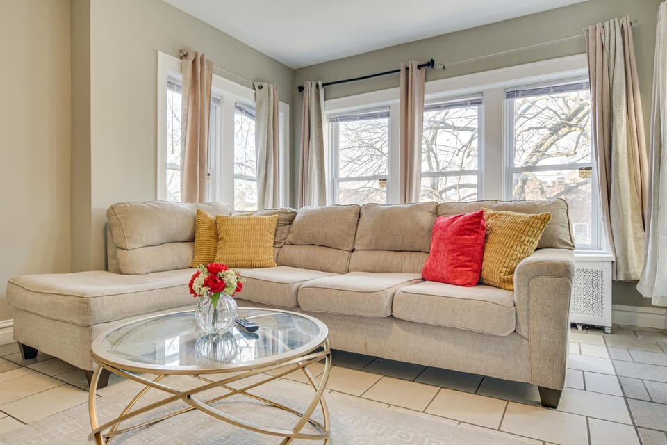 Walk to Devon Avenue & Warren Park: Chicago Apt! Apartment in Chicago