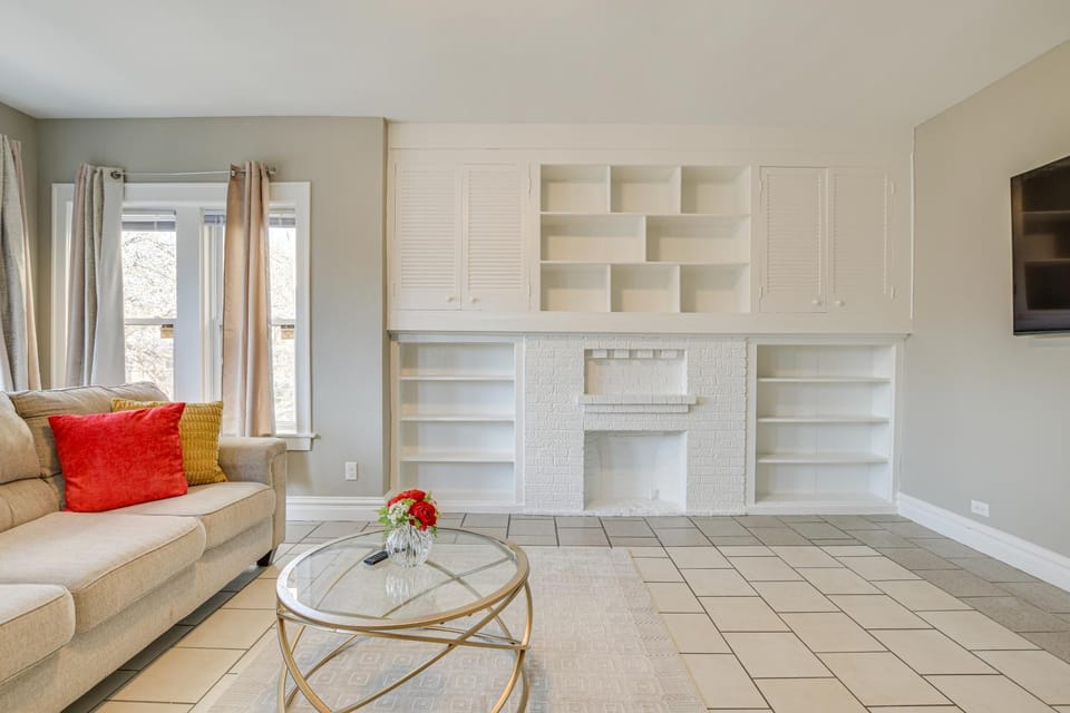 Walk to Devon Avenue & Warren Park: Chicago Apt! Apartment in Chicago