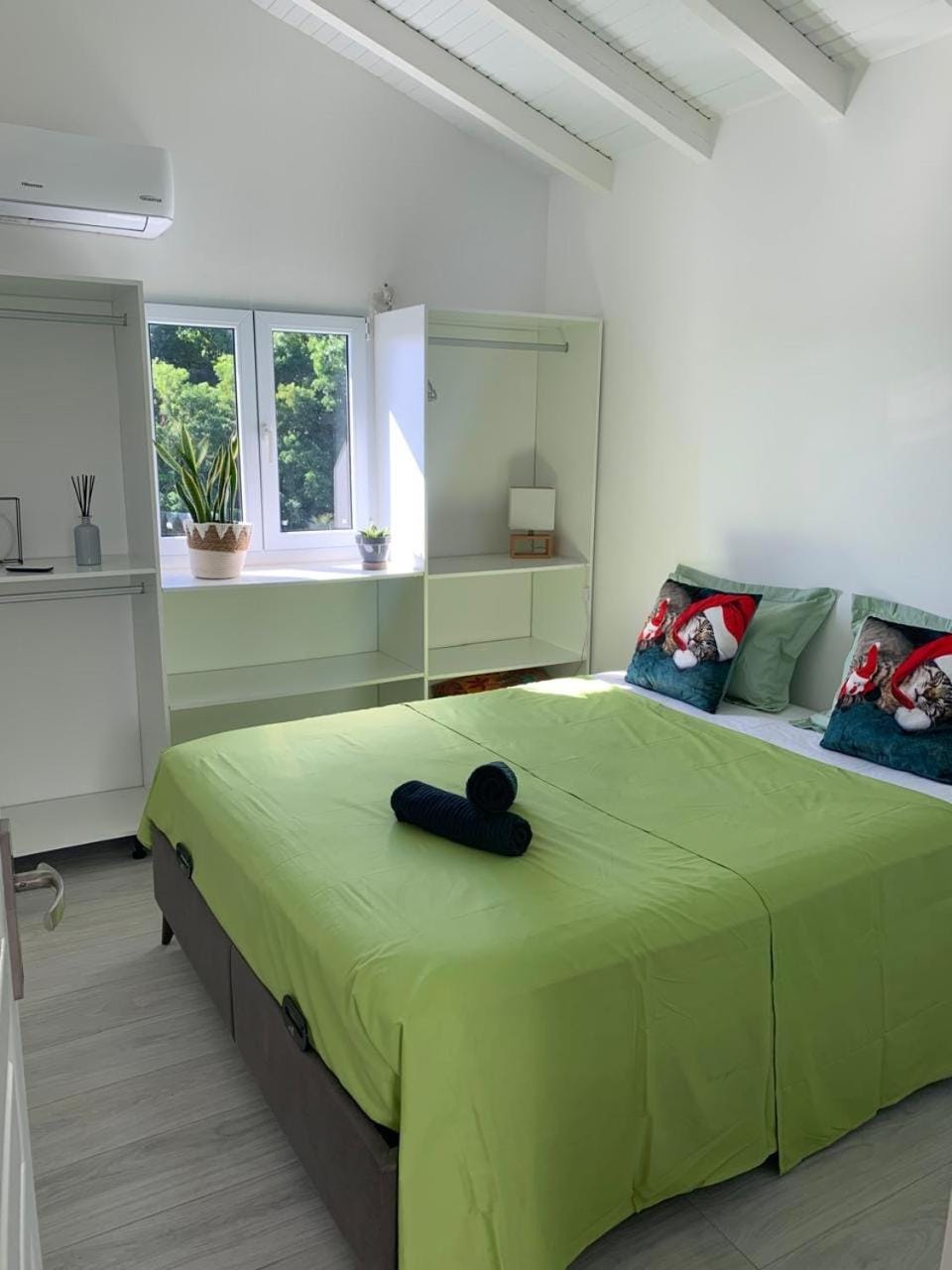 Photo of the whole room, Bedroom, towels