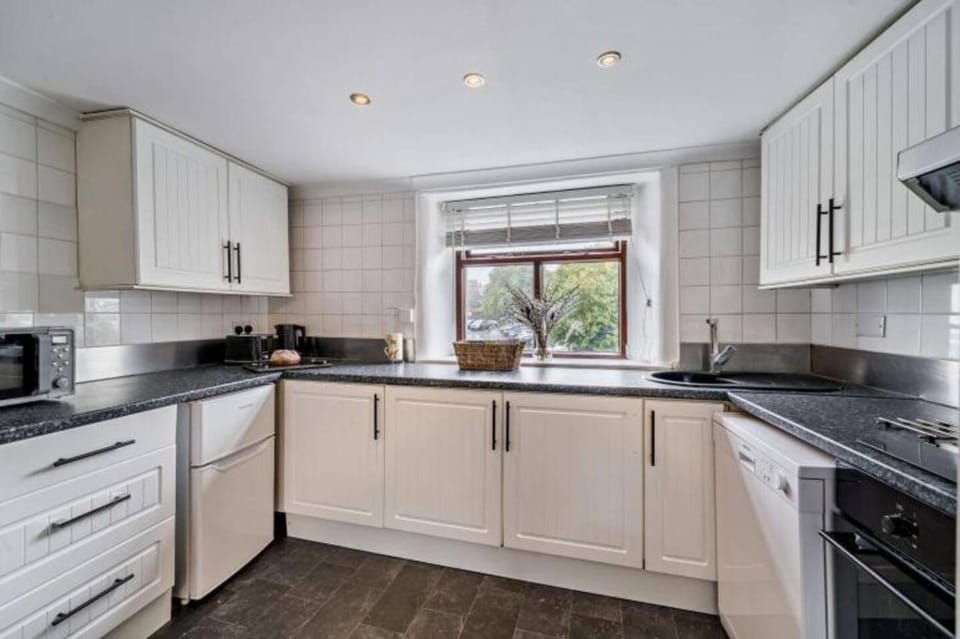 Kitchen or kitchenette, dishwasher, oven, toaster