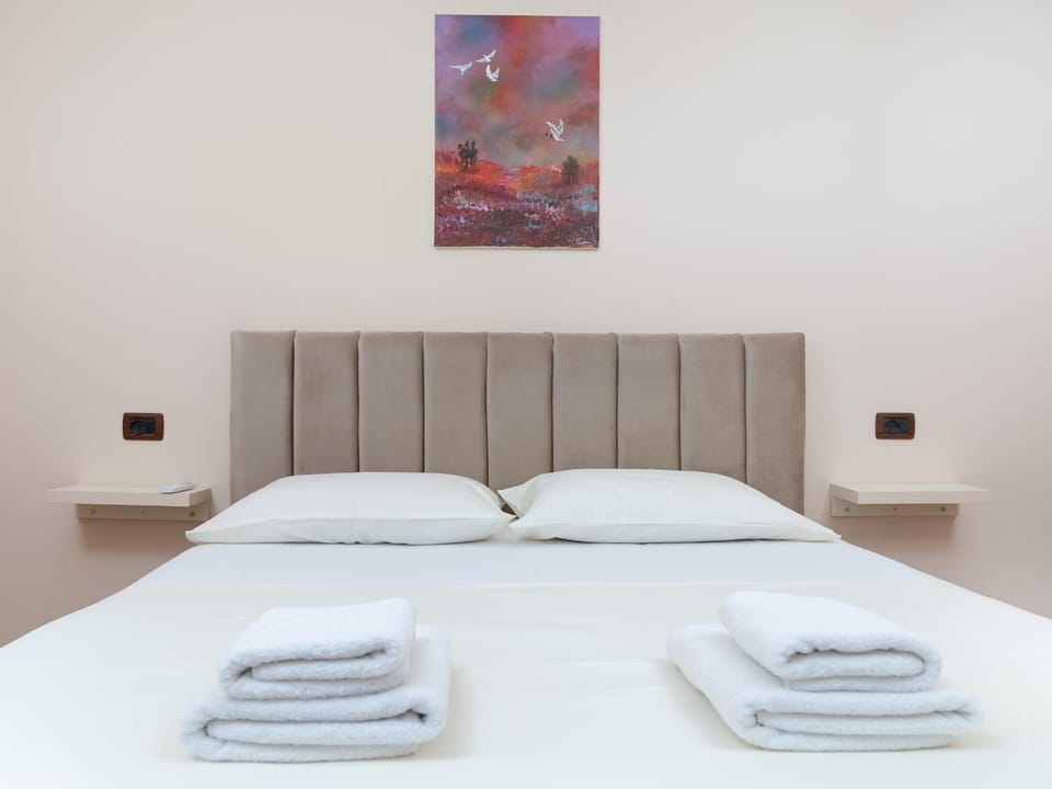 Bed, Photo of the whole room, Bedroom, towels