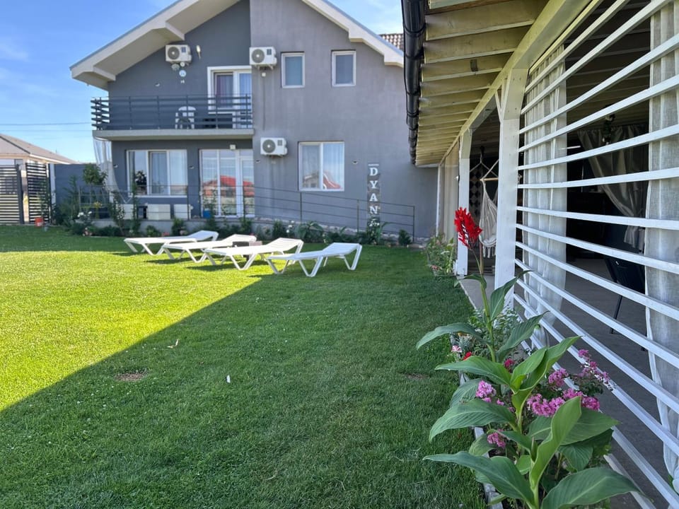 Property building, Spring, Day, Garden, Garden view, sunbed