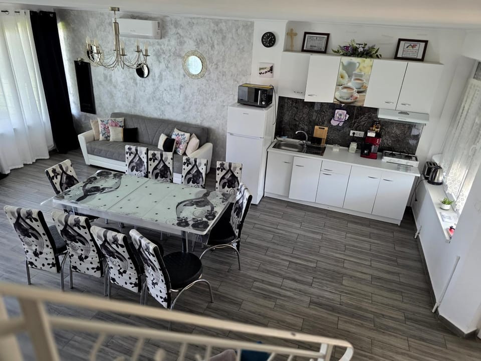 Kitchen or kitchenette, Living room, Seating area, Dining area