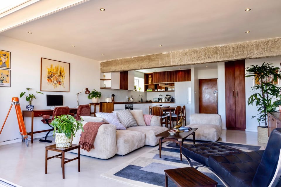 Kitchen or kitchenette, Living room, Seating area, Dining area