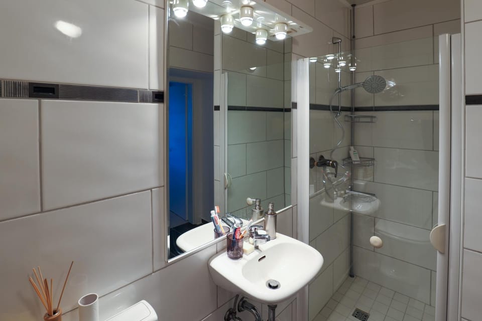 Shower, Toilet, Bathroom, towels