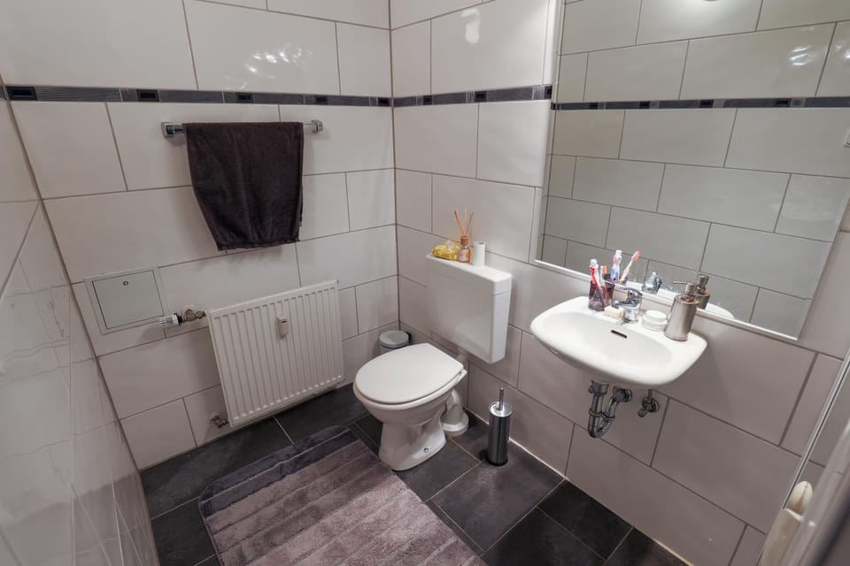 Shower, Toilet, Bathroom, towels