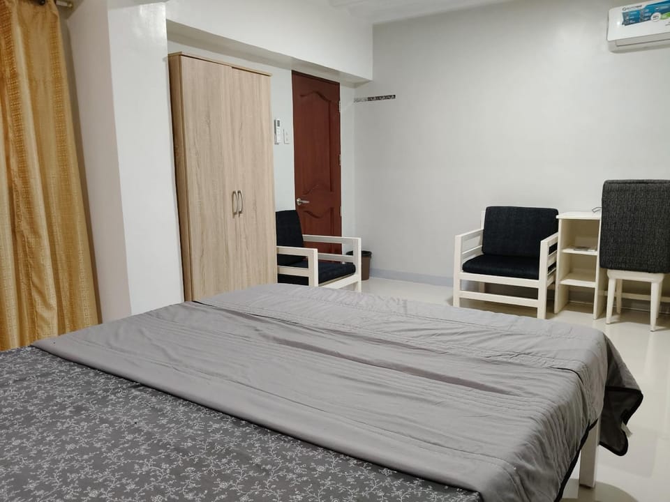 Bed, Seating area