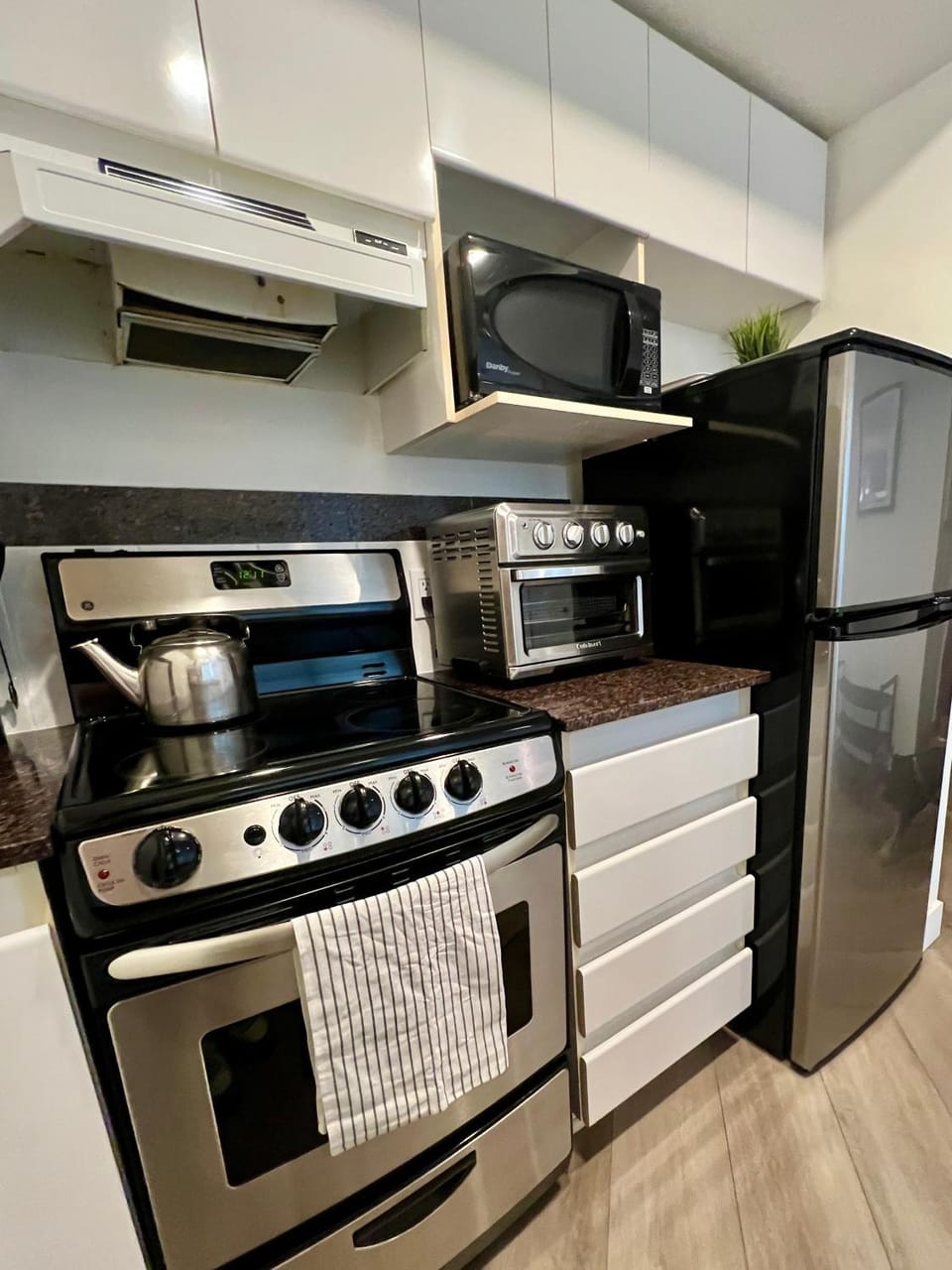 Downtown Mountain and City Views Apartment in Vancouver