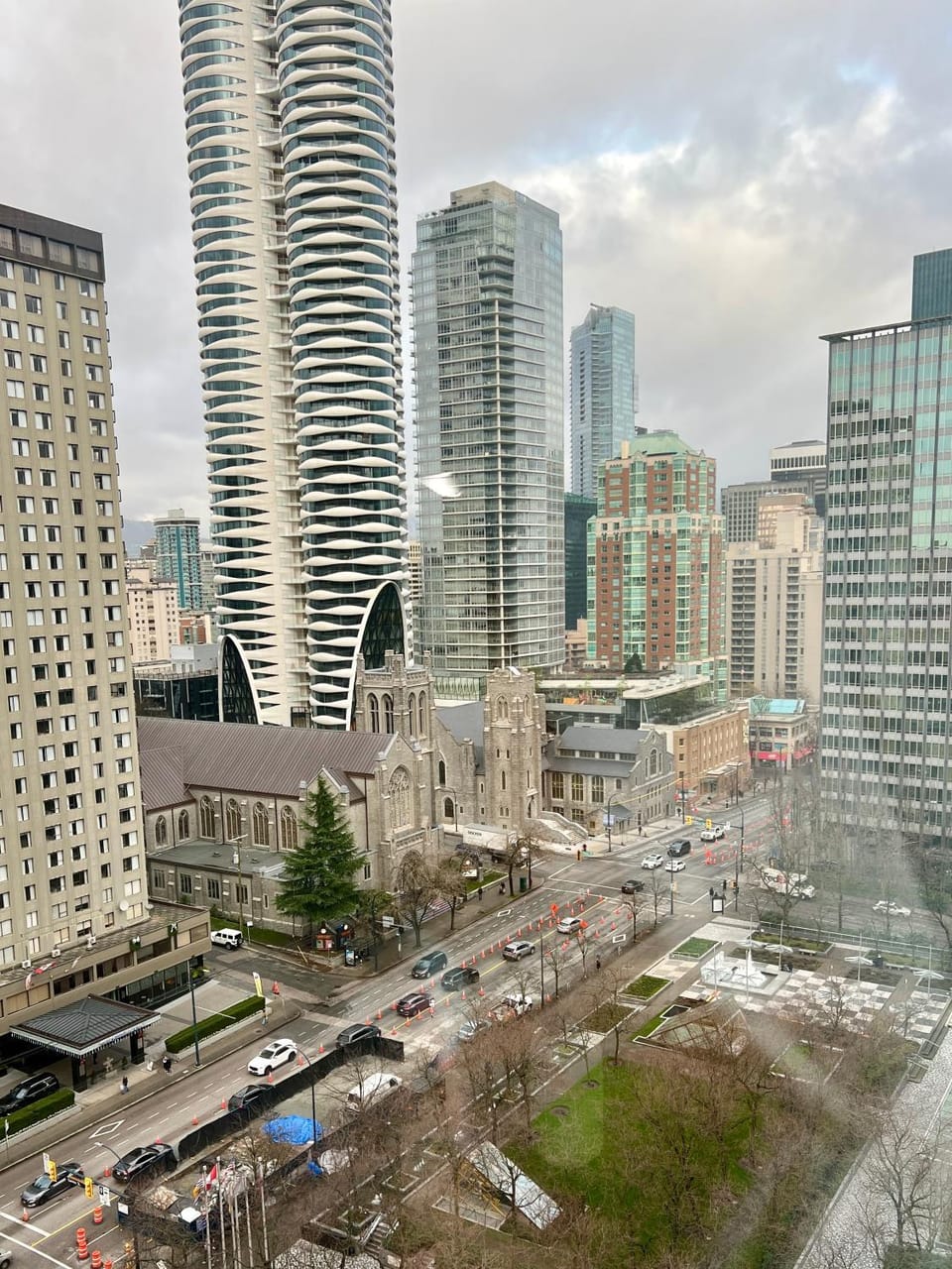 Downtown Mountain and City Views Apartment in Vancouver