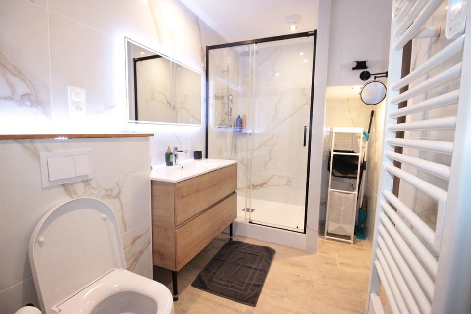 Shower, Toilet, Bathroom