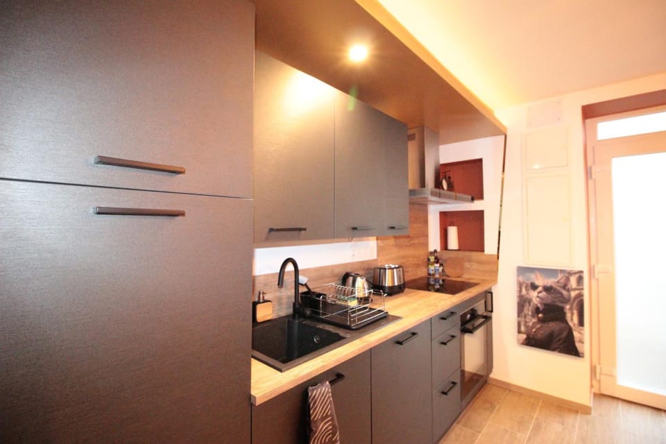 Coffee/tea facilities, dishwasher, oven, stove