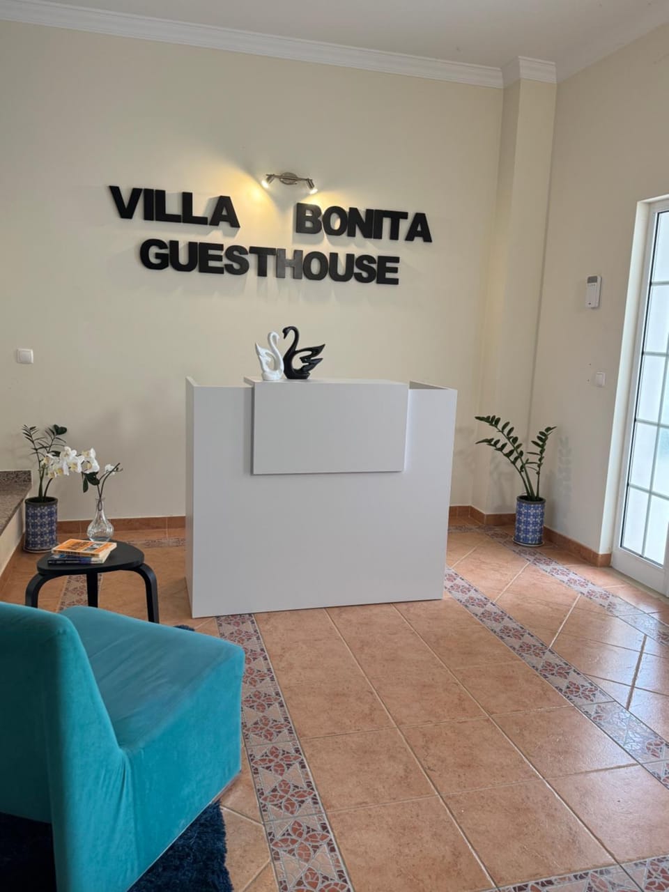 Living room, Seating area, Text overlay