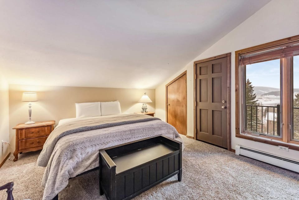 Dillon Retreat with Lake Views and Private Hot Tub House in Dillon