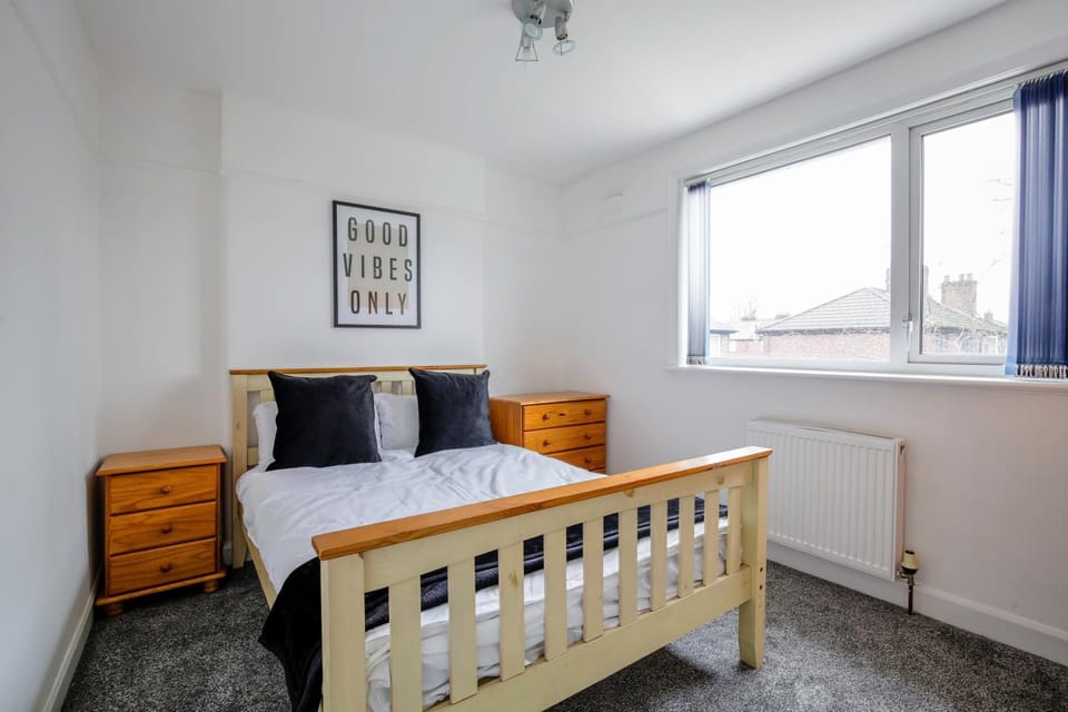 5-bedroom home in trendy Dibsbury area Manchester with parking House in Manchester