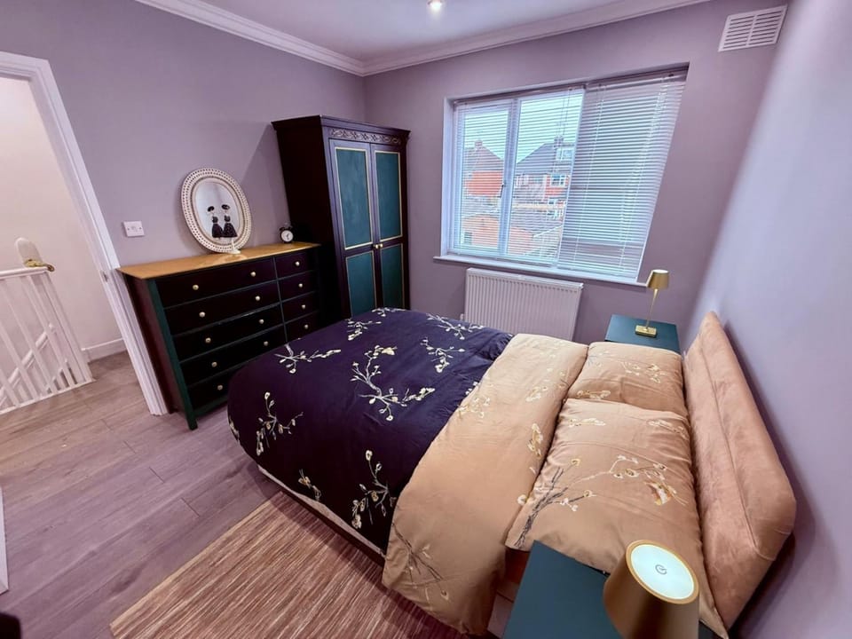 Bed, Photo of the whole room, Bedroom, wardrobe