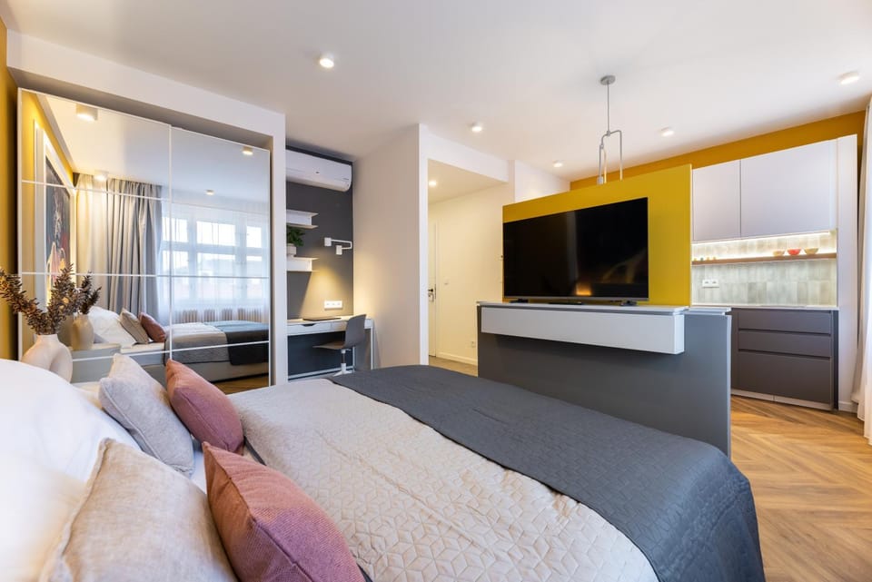 Bed, TV and multimedia, Photo of the whole room, Bedroom