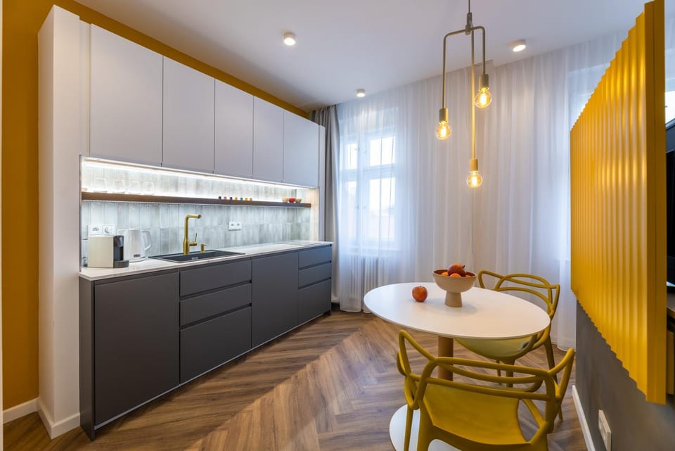 Kitchen or kitchenette, Dining area