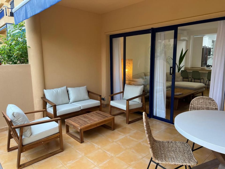Patio, Day, Balcony/Terrace, Dining area