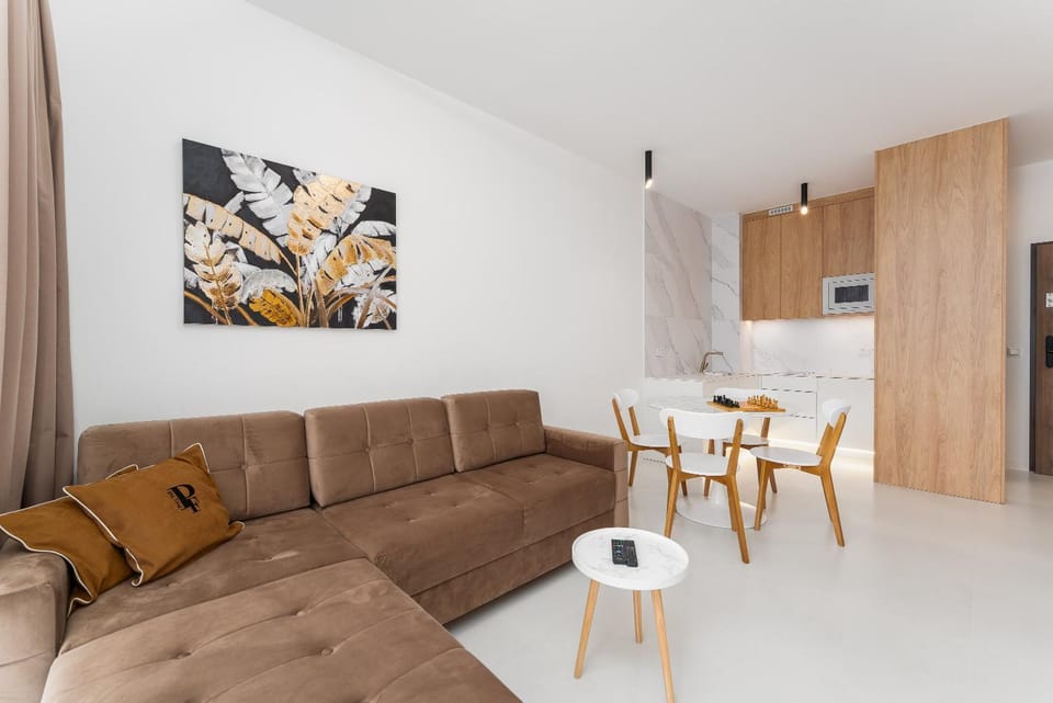 Kitchen or kitchenette, Living room, Seating area, Dining area