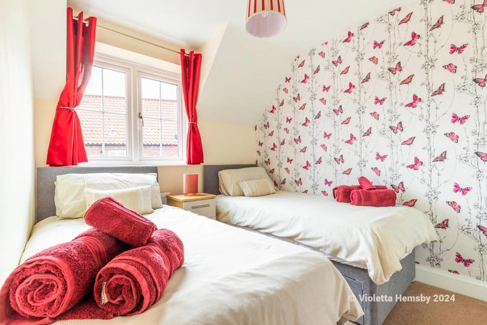 Bed, Photo of the whole room, Bedroom, towels