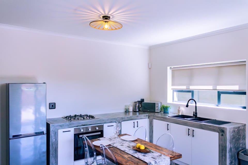 Kitchen or kitchenette, Dining area, stove