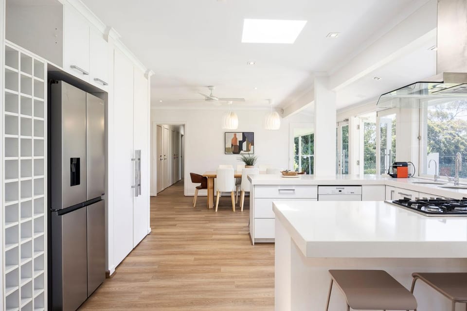Kitchen or kitchenette, Dining area, stove