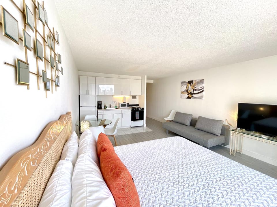 Bed, TV and multimedia, Kitchen or kitchenette, Living room, Photo of the whole room, Seating area