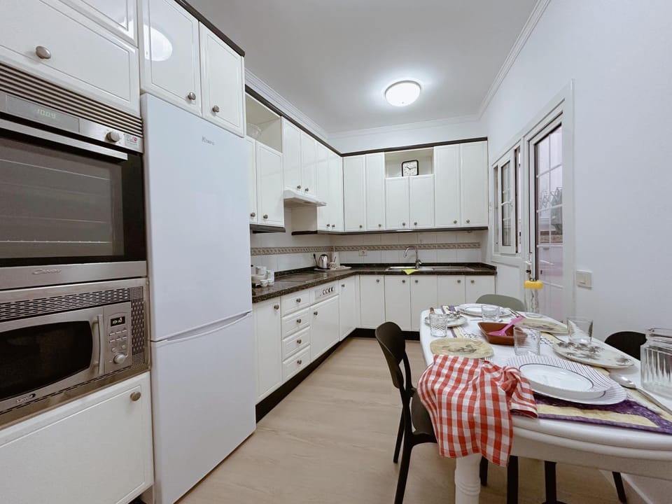 Kitchen or kitchenette, Dining area, oven