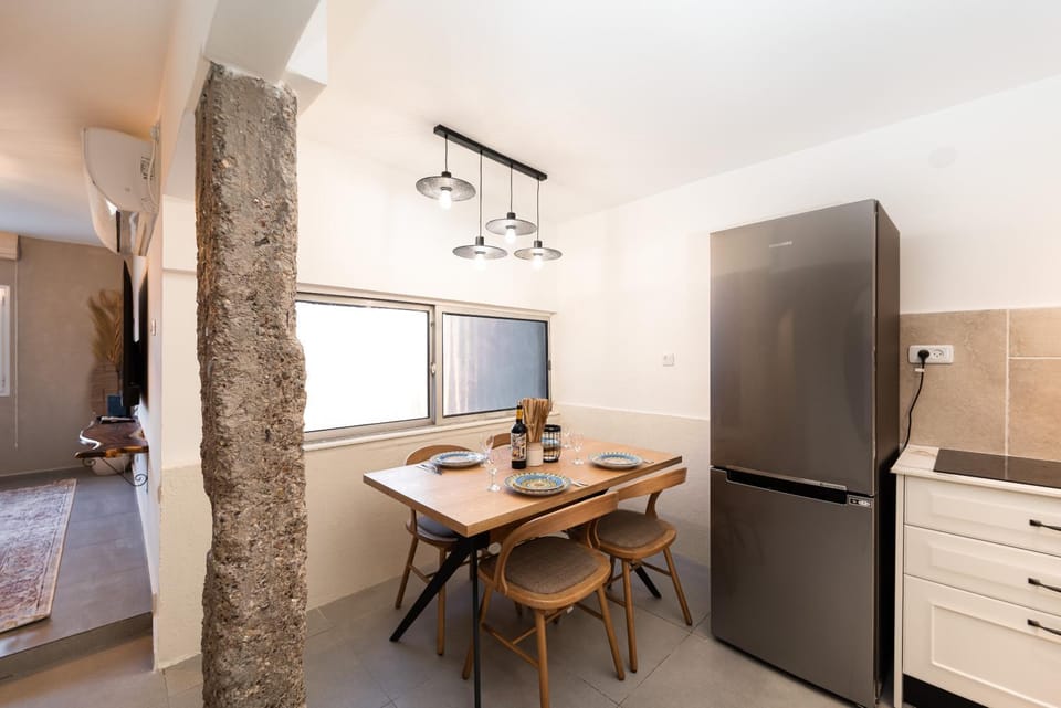 Kitchen or kitchenette, Dining area, minibar, oven, wardrobe, air conditioner