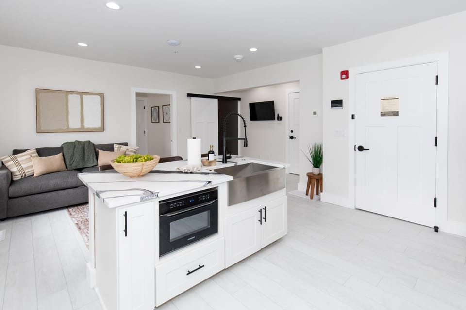 Adjoining Condominium Units Sleeps 12 in Downtown Sandusky! House in Sandusky